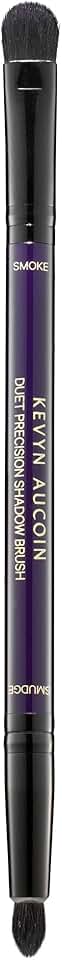 Dual-ended eye shadow brush for blending and smoky eyes