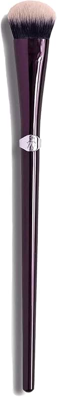 Soft fan-shaped brush for eyeshadow blending and application