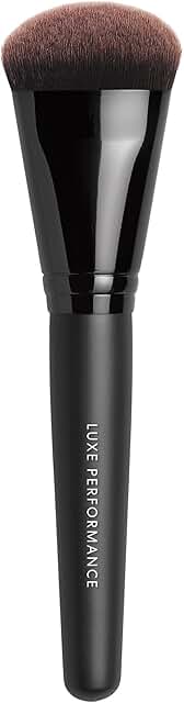 Luxe Performance Brush in Fair Ivory 02, 0.21 oz