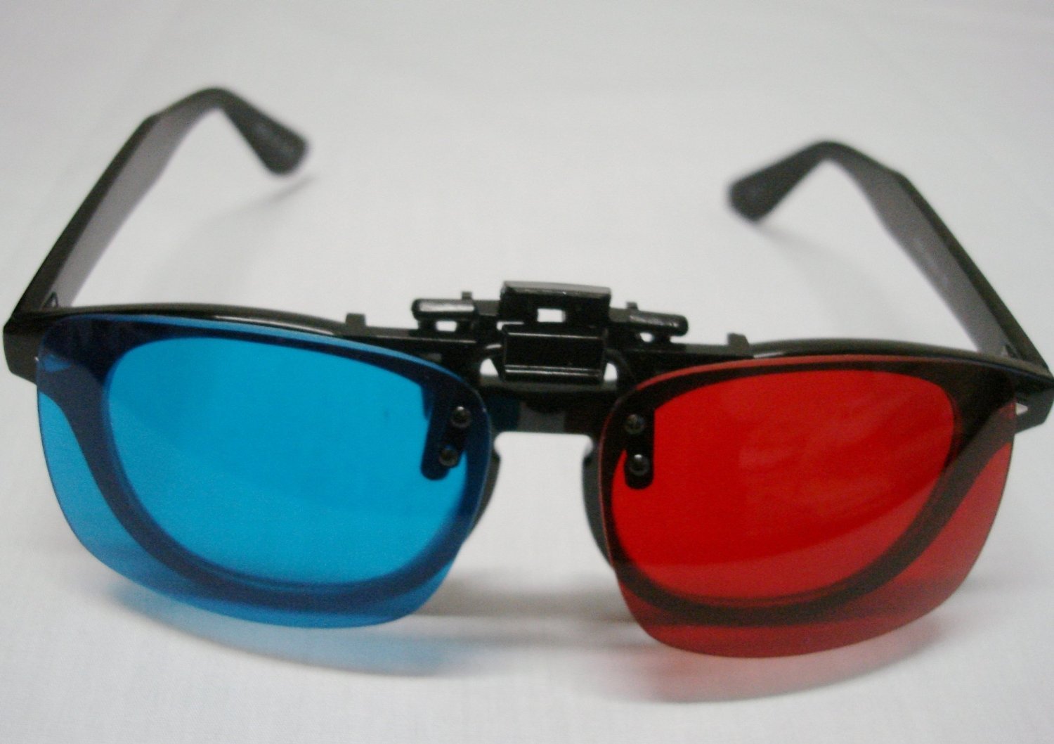 '-Clip On 3D Glasses for 3D Movies, DVD's and Gaming that Require Red/Cyan Lenses