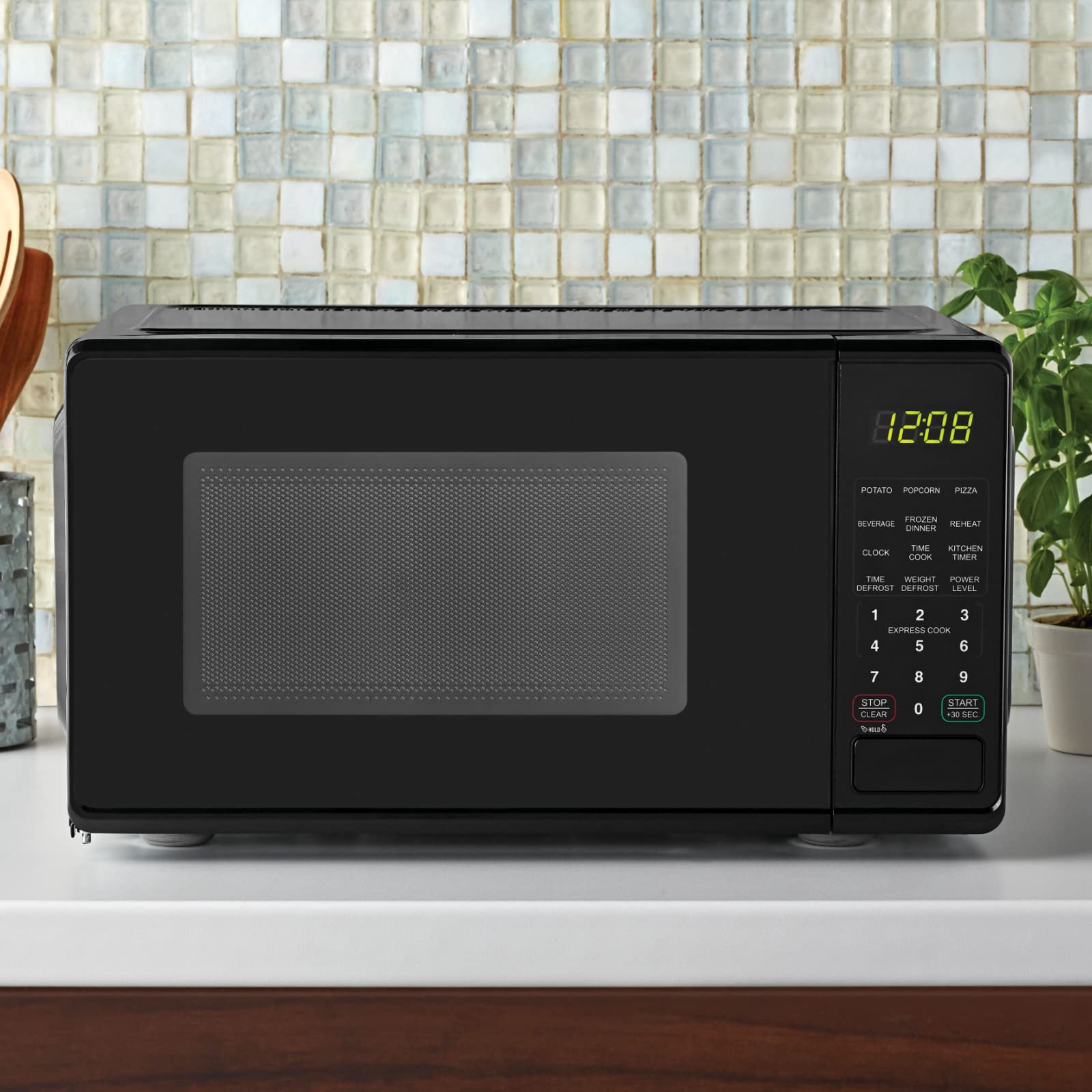Mainstays 0.7 Cu ft Compact Countertop Microwave Oven, Black Black)
