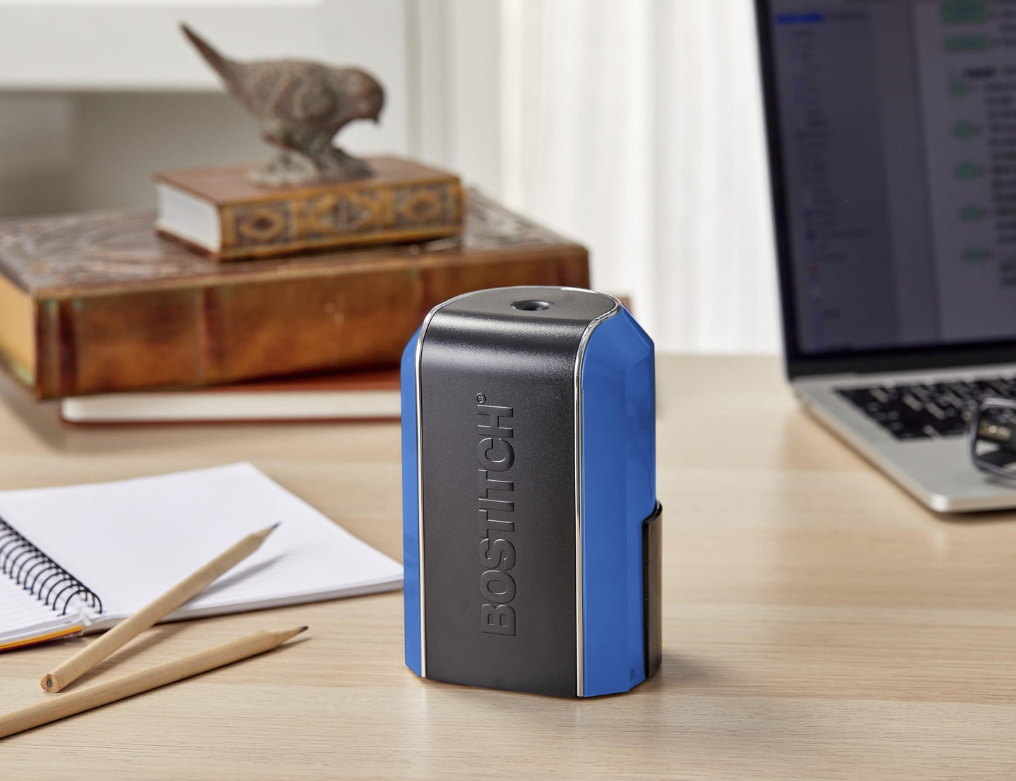 Vertical electric pencil sharpener with stall-free motor