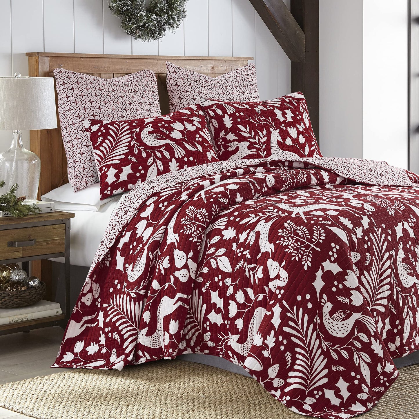 Oscar  Grace Bretton Woods Bretton Woods Quilt  Full/Queen  Folk Holiday  Red and White  Quilt 88x92in.)  Reversible  Cotton/Poly