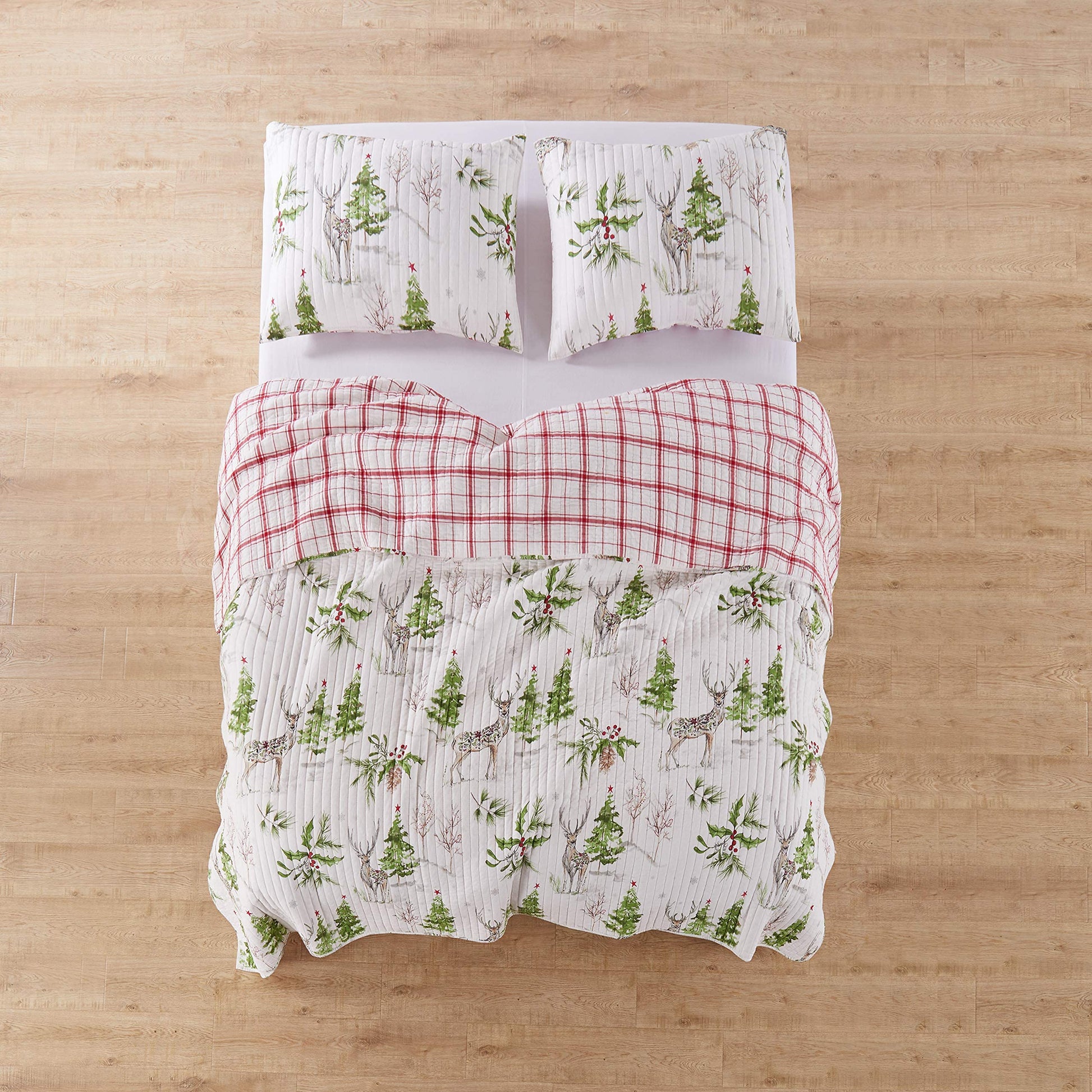 Villa Lugano Sleigh Bells Sleigh Bells Quilt  Full/Queen  Tree and Reindeer  Red Green Grey White  Quilt 88x92in.)  Reversible  Cotton/Poly