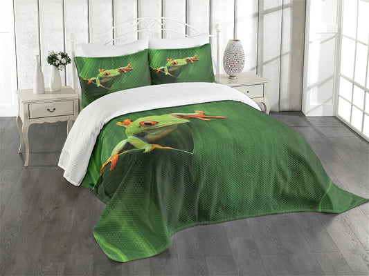 Animal Bedspread, Red d Frog Between Exotic Macro Big Leaves Wild Nature Night Animal Vivid Colors, Decorative Quilted 3 Piece Coverlet Set with 2 Pillow Shams, Queen Size, Green
