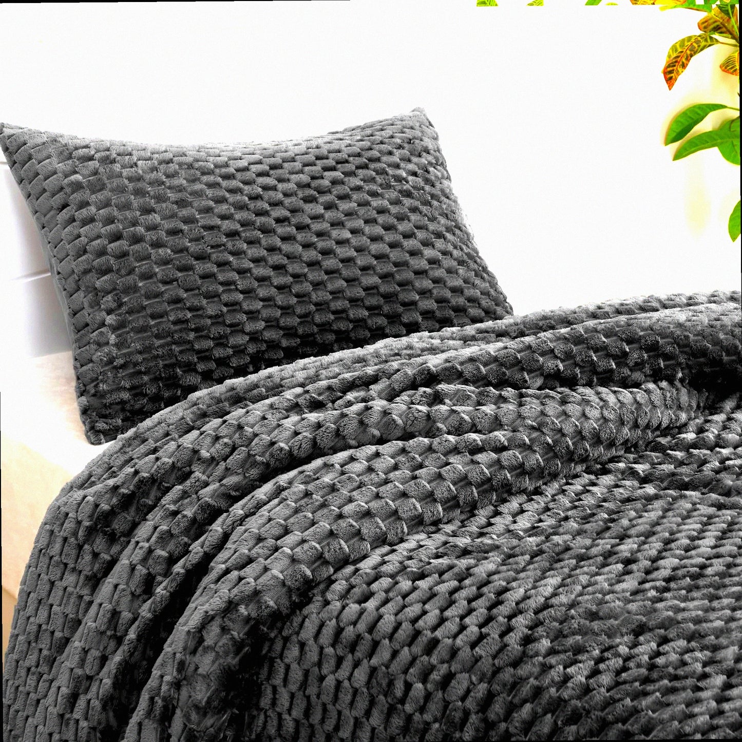 Plushy Twin Comforter Set - Premium Flannel Checkered Bedding, Cozy Velvet Comforter Set in Grey, 2-Piece Winter Bed Set for Twin Beds