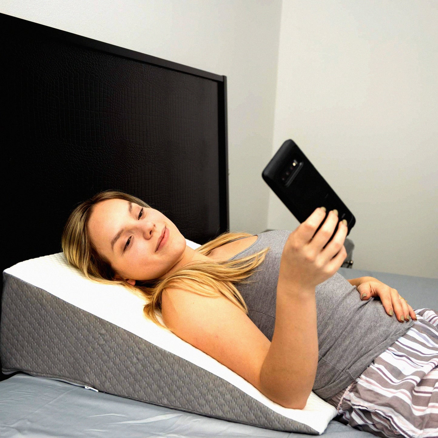 MemoryFoam Comfort Wedge Pillow - Chic Jacquard Cover for Sleeping, Acid Reflux, Heartburn & GERD Relief - Bed Wedge Support & Comfort