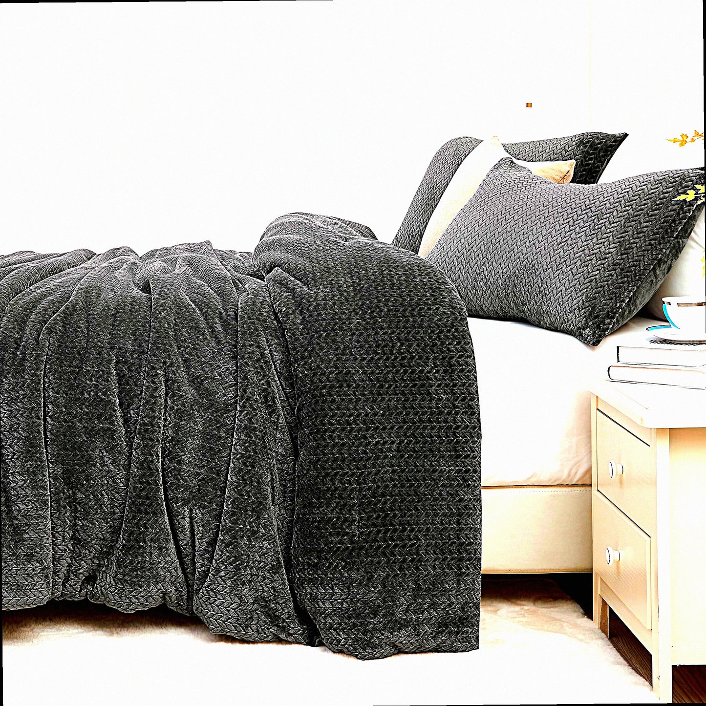 WinterFur Comfort Queen Set - Grey Furry Leaves Pattern Bedding - Ultra Soft Velvet 3 Piece Bed Set - Fluffy Queen Comforter Set