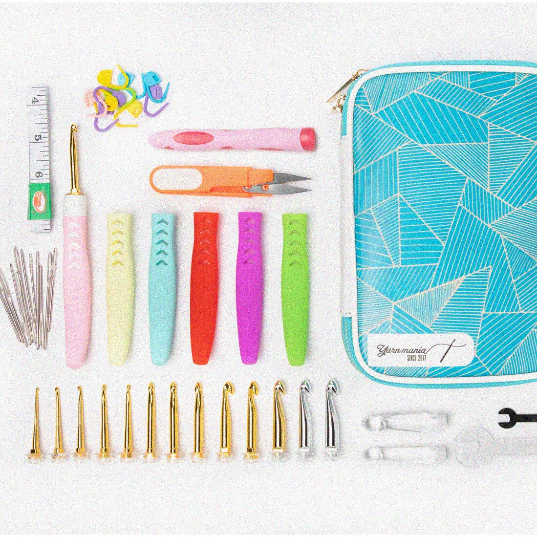 Illuminated Crochet Kit with 16 Aluminum Hooks and Leather Case