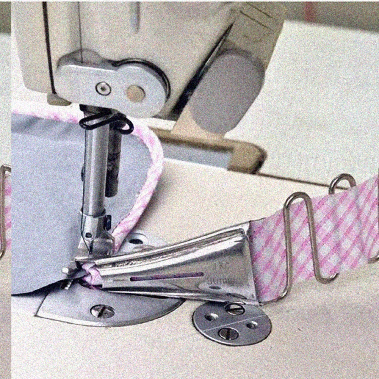 Overlock Folder A10 Hemmer Right Angle Bias Binder 45mm