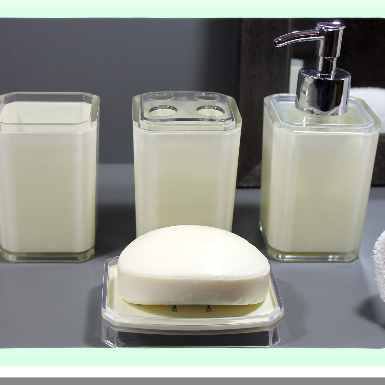 Bathroom Accessory Set of 4 Ivory